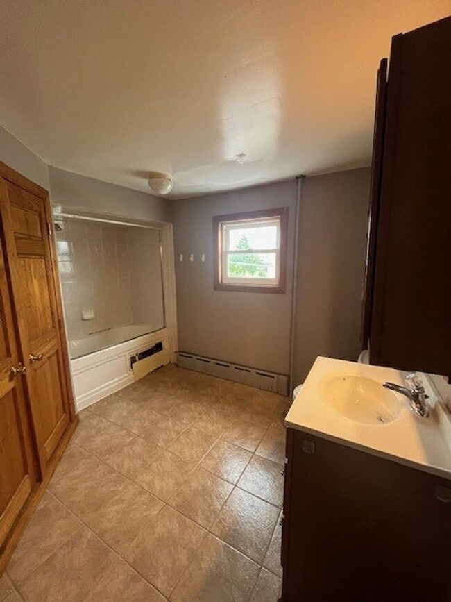 Building Photo - 3 bedroom 1.5 bathroom