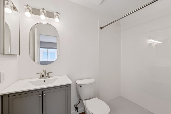 Building Photo - Well-Maintained 3-Bedroom Home Close to Shopping, Dining & Freeways!