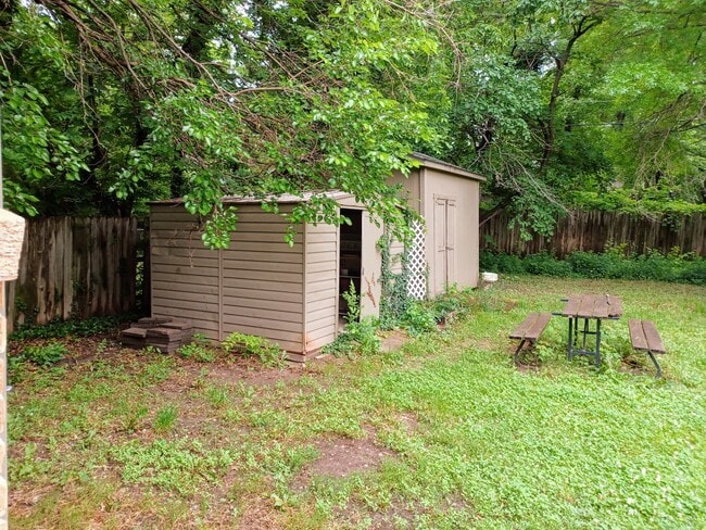 Building Photo - Spacious 4 bedroom, 1 1/2 bath home in Par...