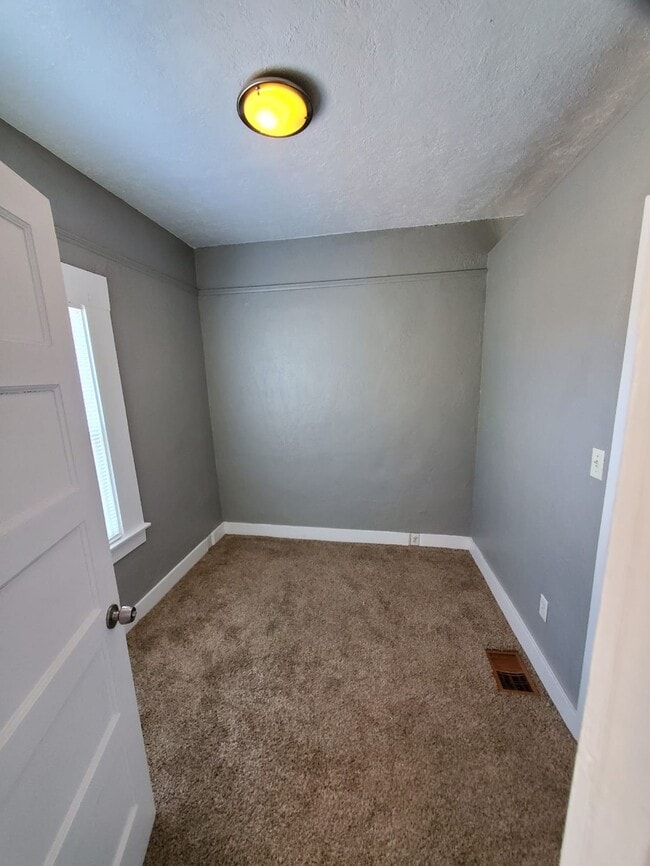 Building Photo - 110 Roseville St