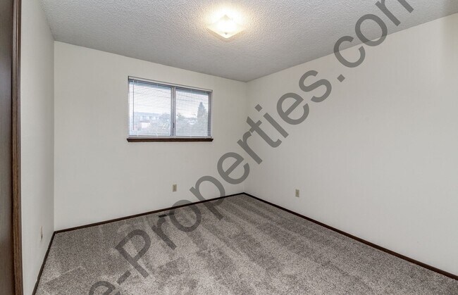 Building Photo - 4 bedroom 2.5 bathroom Home