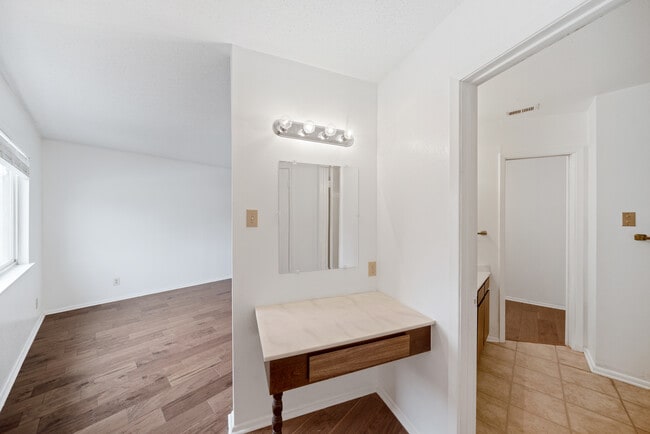 Building Photo - 10958 Crown Park