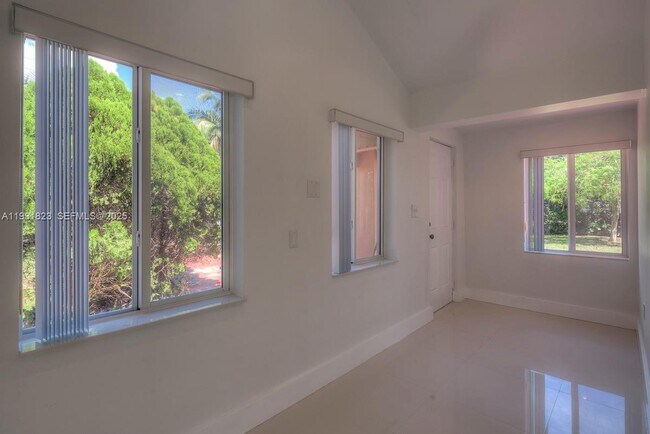 Building Photo - 14935 NE 11th Ct