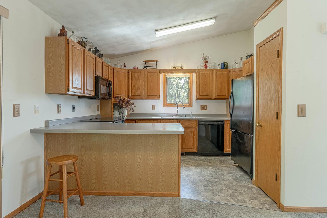 Kitchen - 100 Grossenbacher Ln