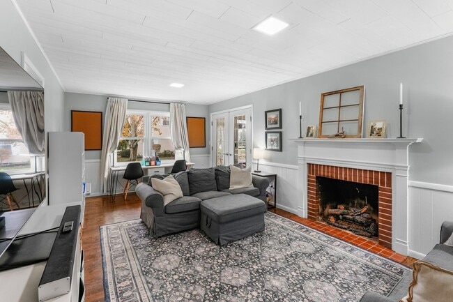 Building Photo - Beautifully Updated 4 Bedroom, 2.5 Bath Home in Fairview