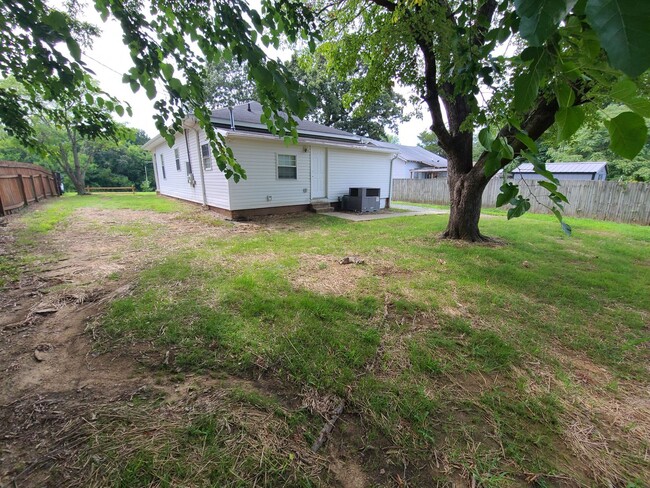 Primary Photo - Burlington 4 Bed, 1 Bath - Nice Neighborhood