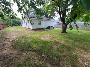 Building Photo - Burlington 4 Bed, 1 Bath - Nice Neighborhood