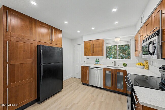 Building Photo - 2727 E Montecito Ave