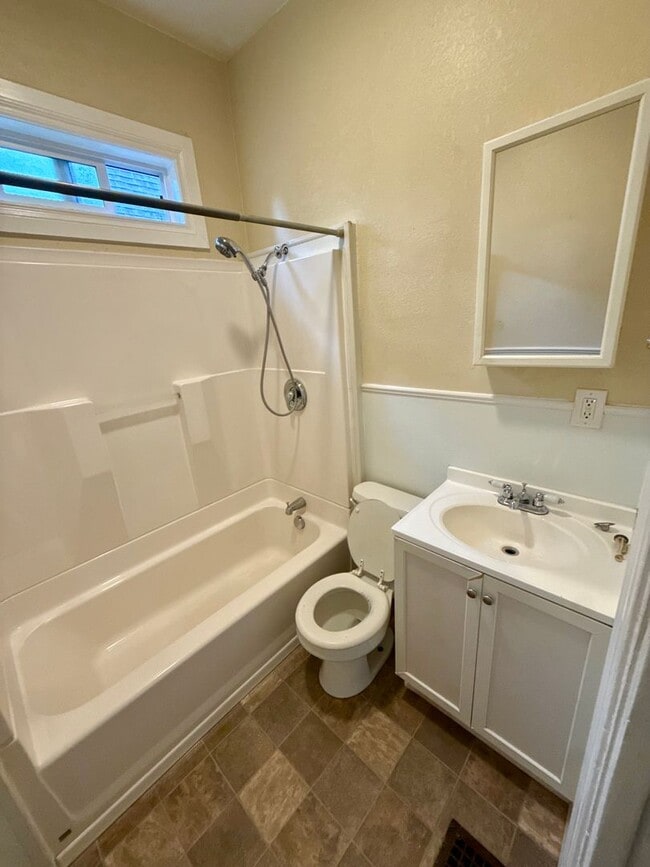 Building Photo - Gorgeous 4 Bed / 2 Bath Home on 6th Street!