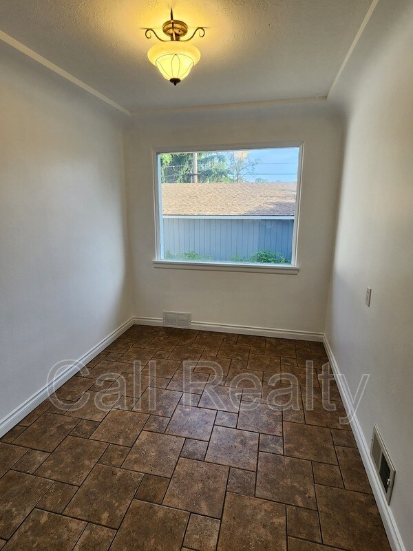 Building Photo - 1012 E Lacrosse Ave