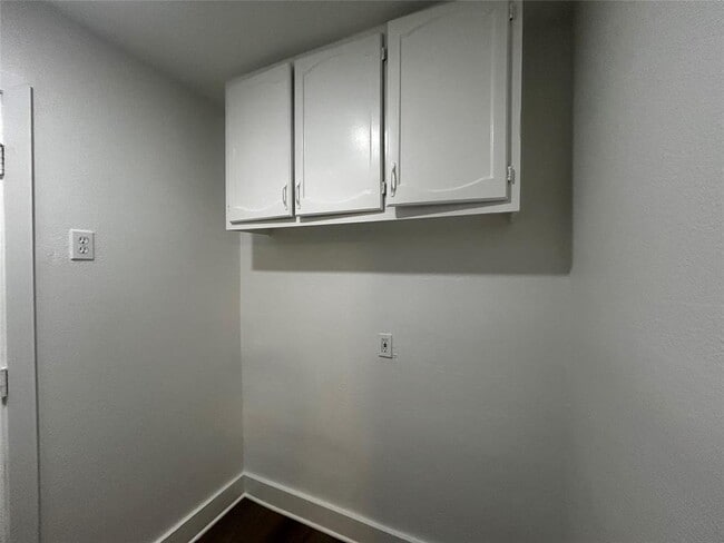 Building Photo - 5503 Burgundy Dr