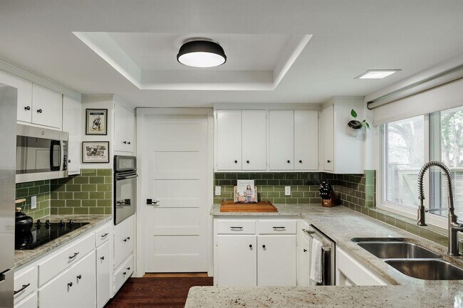 Building Photo - 9101 Heatherwood Dr