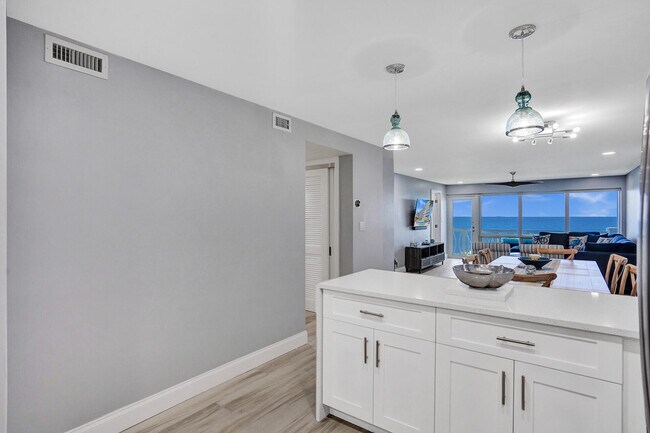 Building Photo - 1021 Hillsboro Mile