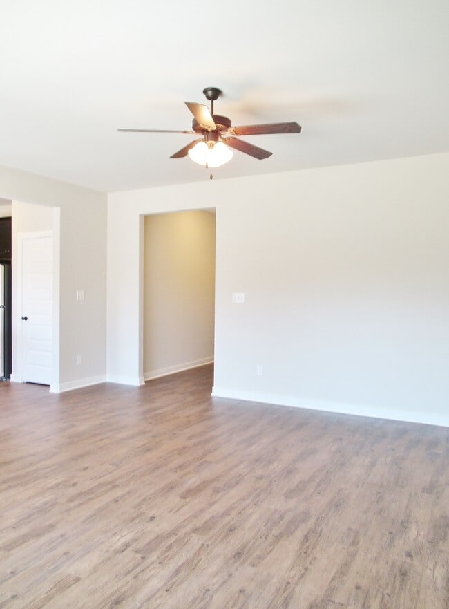 Building Photo - 123 Birch Falls Dr