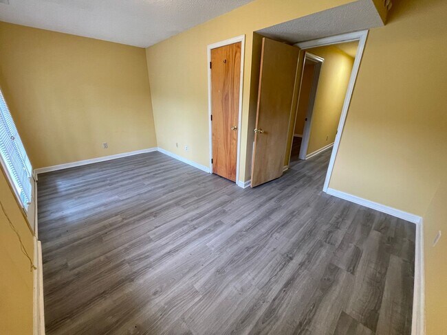 Building Photo - Inviting, updated 4br 3.5ba duplex w/ park...