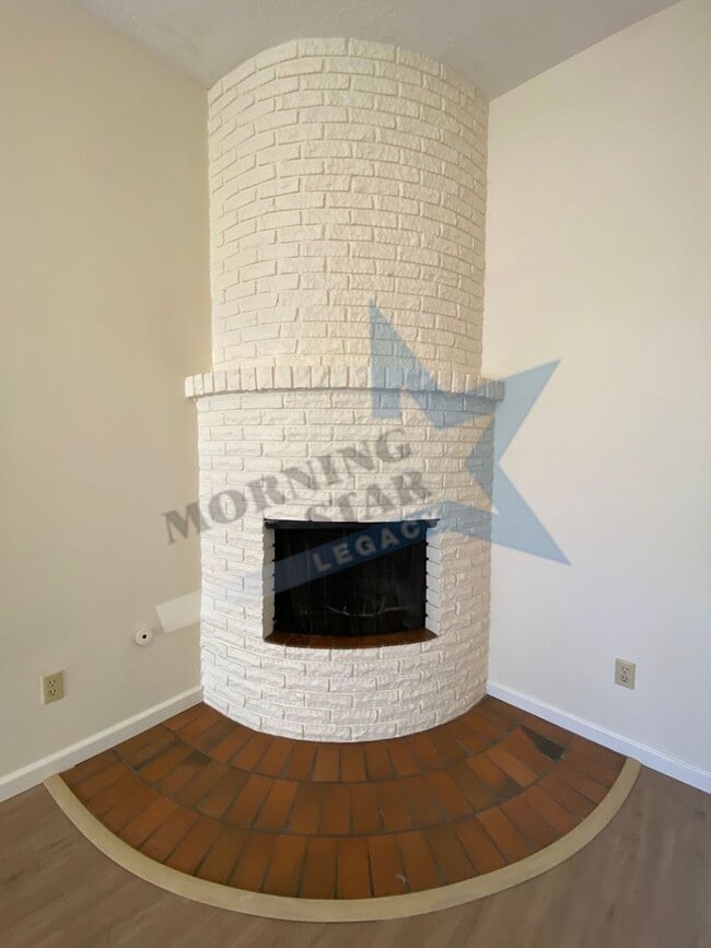 Building Photo - 2 bed, 2 bath w/new flooring throughout!