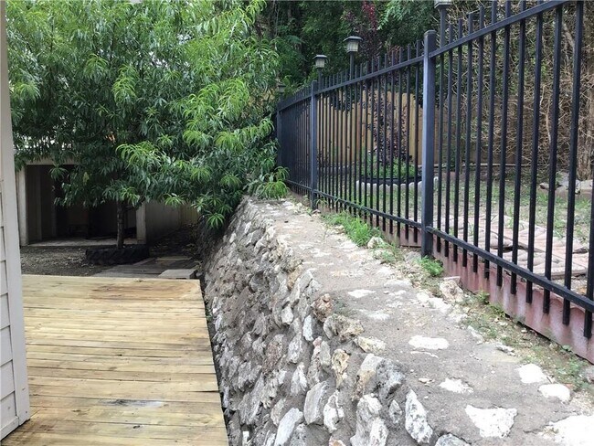 Building Photo - 400 Celery Loop