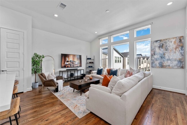 Building Photo - 671 Press St