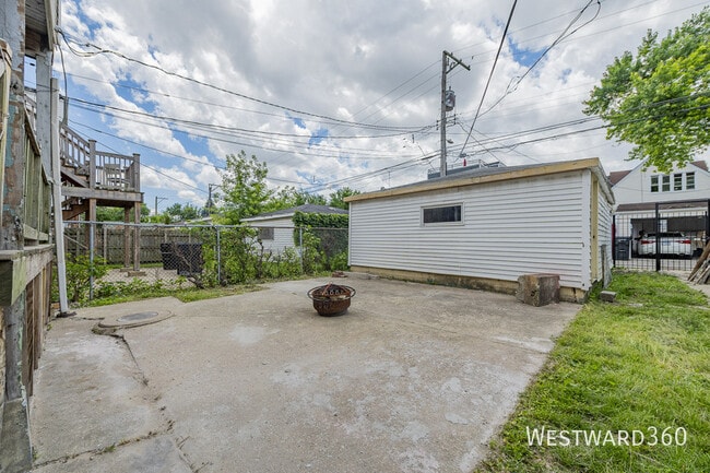 Building Photo - 946 N Drake Ave