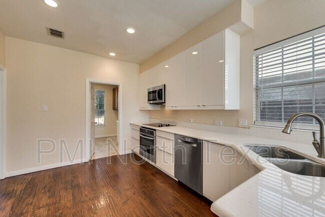 Building Photo - 6000 Charleston Dr