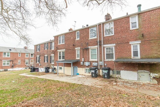 Building Photo - 2703 W 4th St