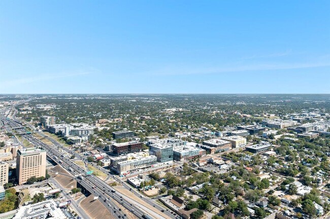 Building Photo - 610 Davis St