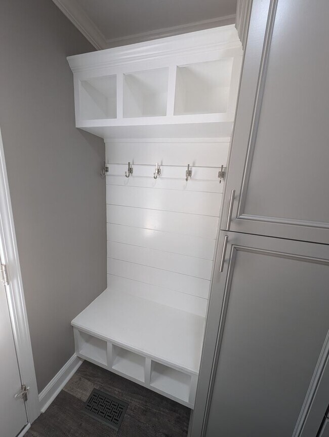 Building Photo - Two bedroom duplex, newly renovated