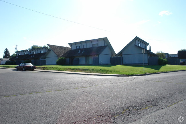 Building Photo - Alpine Square