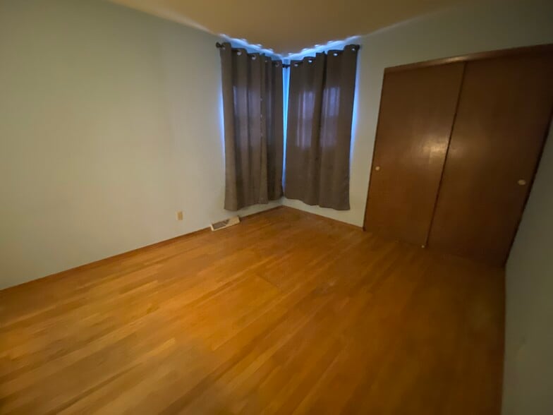 Building Photo - 307 S 76th St