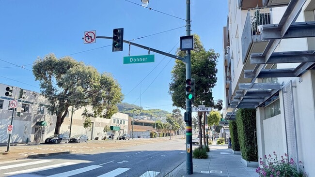 Building Photo - 1BR + Den / 1BA with Private Patio + Parking!