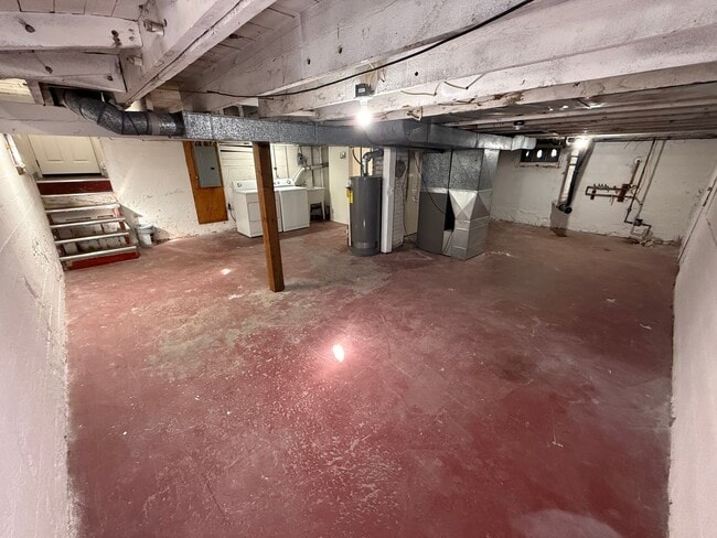 Building Photo - Newly Renovated 3 Bed, 1 Bath House w/ Bonus Room!