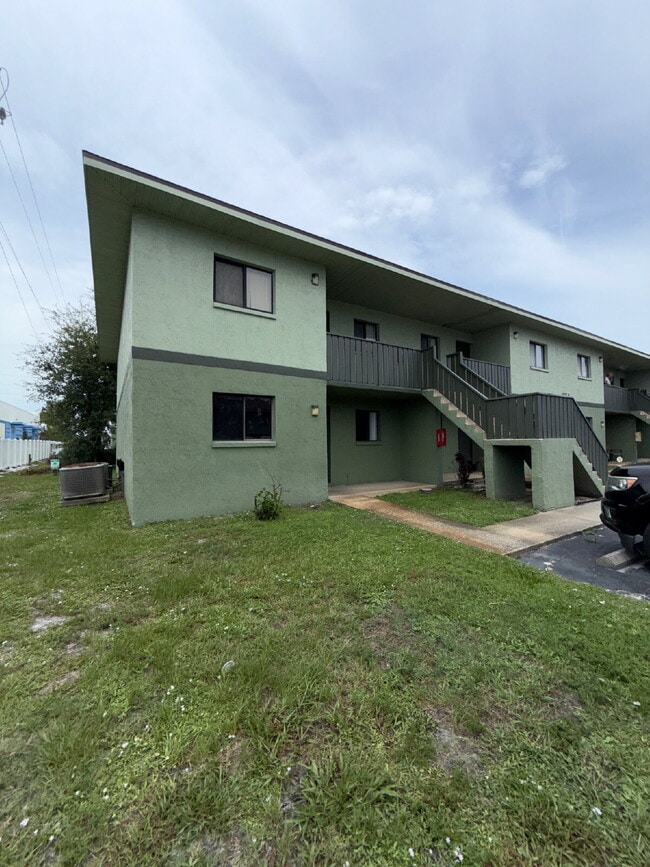 Building Photo - 2 bedroom, 2 bathroom in College Pines!