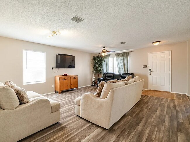 Building Photo - 1435 Greenbrook Dr