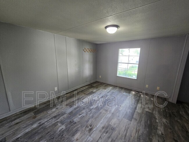 Building Photo - 700 W Ridgeway Ave