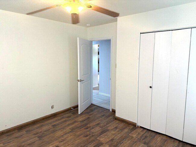 Building Photo - 608 Sesame Ln