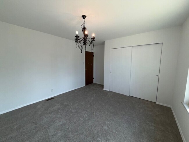 Building Photo - Spacious 5BR / 2BA in Manchester For Rent