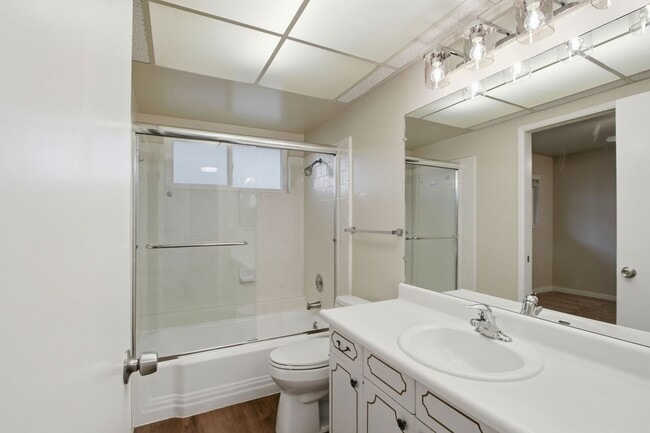 Building Photo - Duplex with 1.5 Bath and One Car Garage