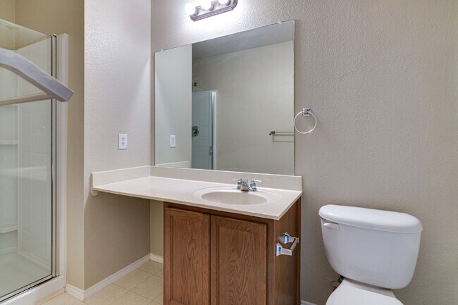 Building Photo - "Beautiful 3-Bedroom, 2-Bath Home with Ope...