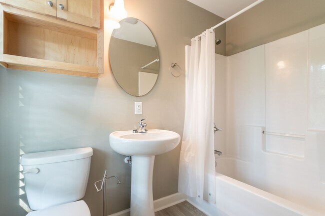 Building Photo - 200 Howell St