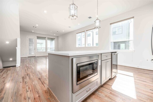 Building Photo - 2471 W 11th St