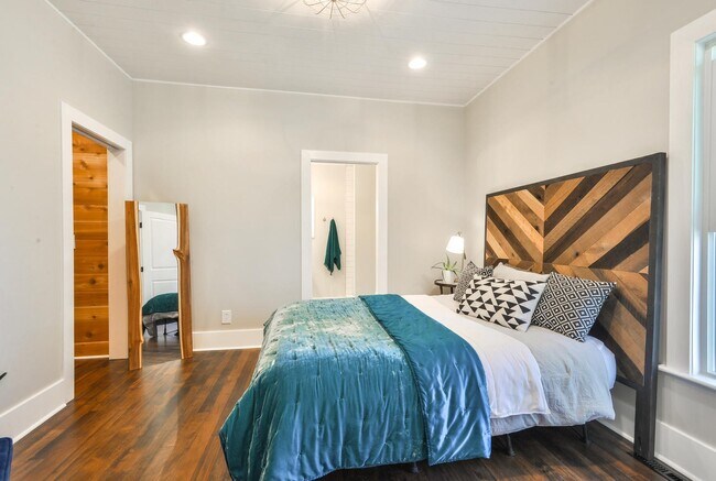Building Photo - Beautifully remodeled 3 Bedroom Bungalow in Old Town