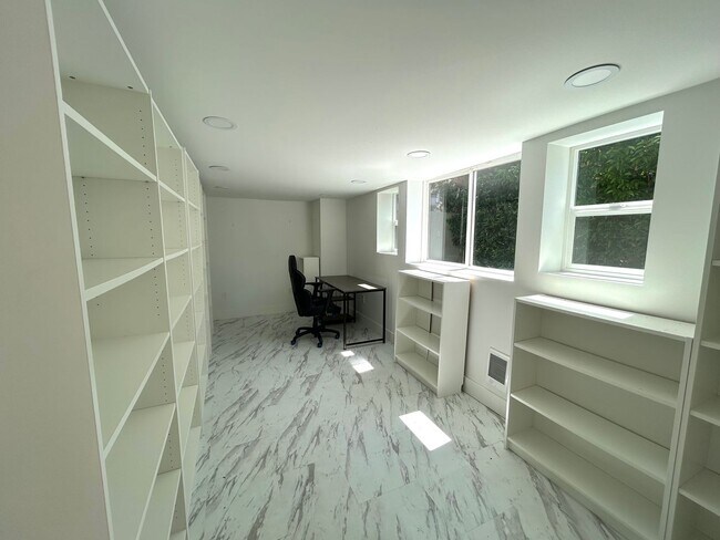 Building Photo - Charming 3BD, 1BA Beach House Near Alki