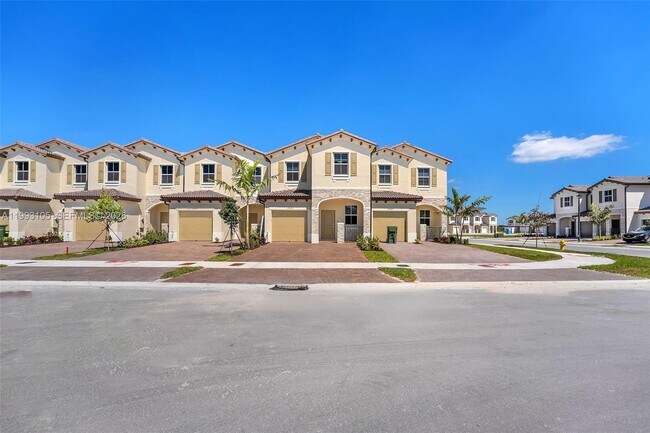 Building Photo - 2425 SE 28th Dr