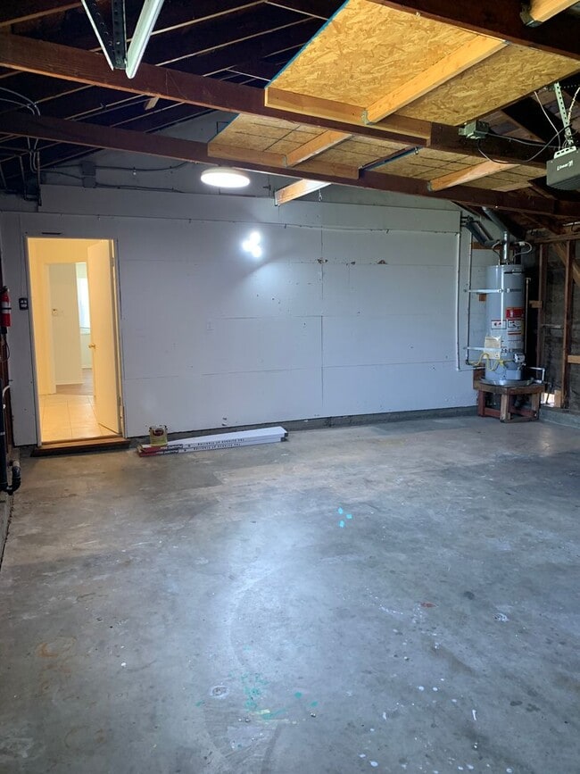 Building Photo - Great Neighborhood, 3 Bedroom Home for Rent