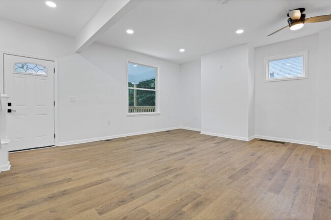 Building Photo - 282 S Cypress Ave