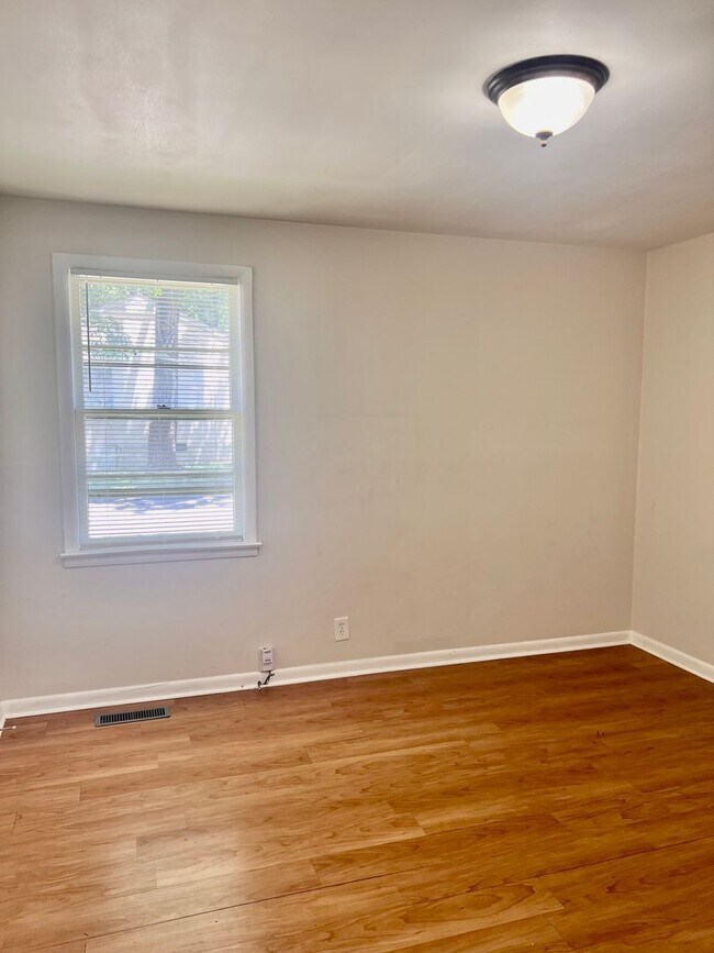 Building Photo - 1208 Chester Ave