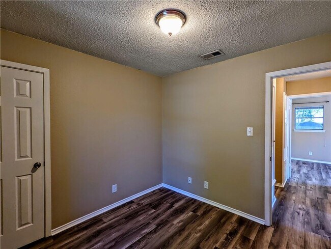 Building Photo - 812 Hill Wood Dr