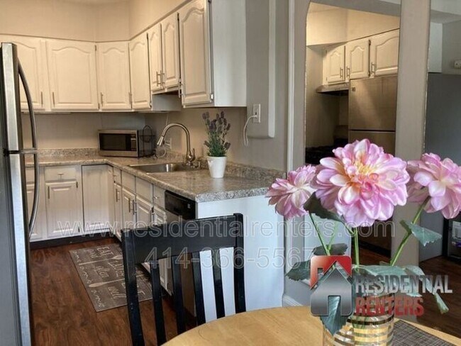 Building Photo - 1028 E Juneau Ave