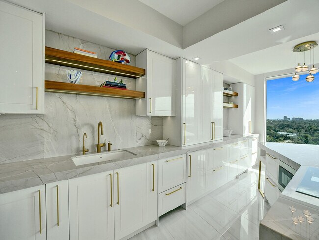 Building Photo - 411 N New River Dr E