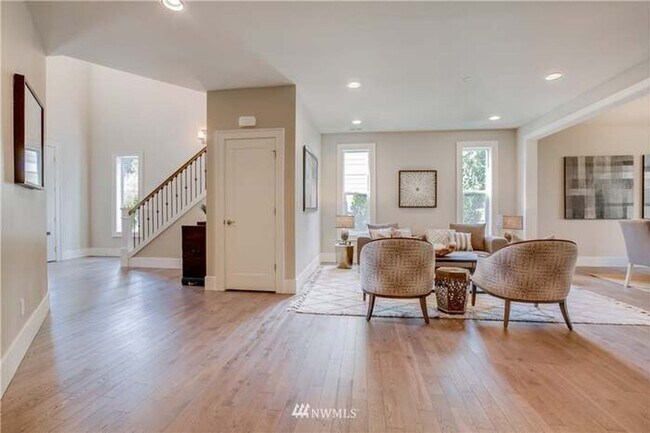 Building Photo - Beautiful 5 Bedroom 4 Bathroom Home in Lake Forest Park!